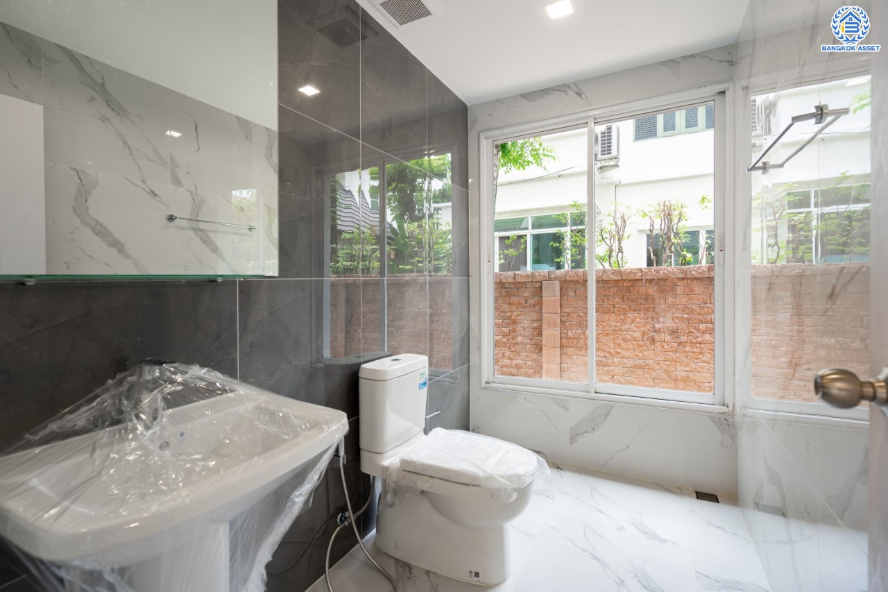 บ้านมือสองตกแต่งใหม่ ม.ลัดดารมย์ วัชรพล แบรนด์ Q.House เนื้อที่ 70.1 ตร.ว. ฟังก์ชัน 3 ห้องนอน 3 ห้องน้ำ จอดรถได้ 2 คัน Facilities ครบครัน บนทำเลเชื่อมต่อหลายเส้นทาง ถ.รามอินทรา ถ.สายไหม และถ.พหลโยธิน ใกล้สนามบินดอนเมือง ทางด่วน "ศรีรัช" และ เซ็นทรัลรามอินทรา...